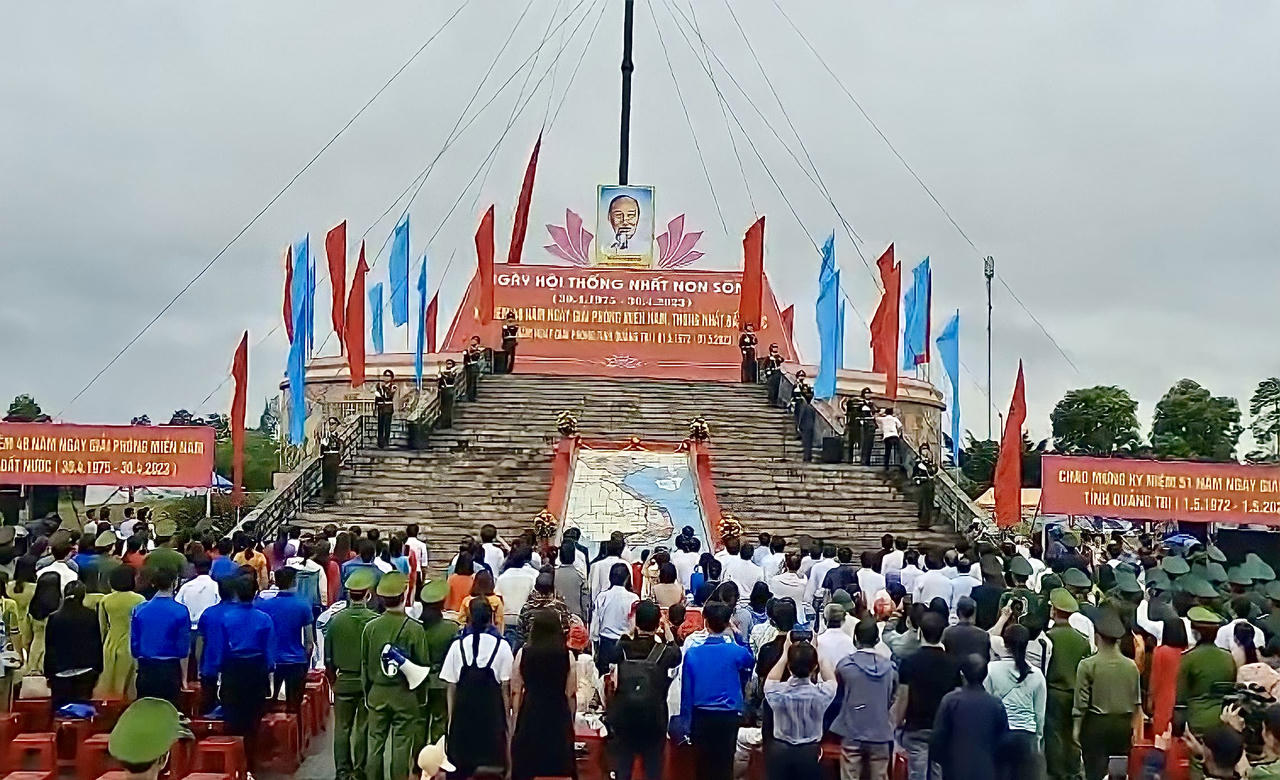 Trang trọng, uy nghiêm Lễ thượng cờ 'Thống nhất non sông'