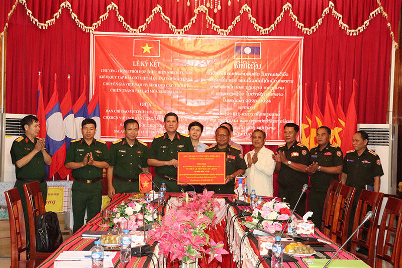 Đoàn công tác đặc biệt tỉnh Thừa Thiên Huế Hội đàm tỉnh SaLaVan - Lào