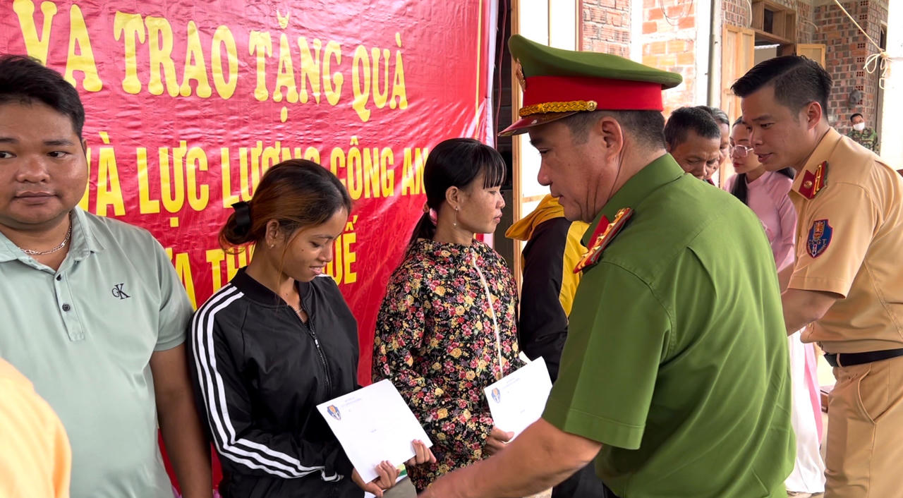 Cục Cảnh sát giao thông trao tặng nhà tình nghĩa cho các hộ nghèo huyện Nam Đông