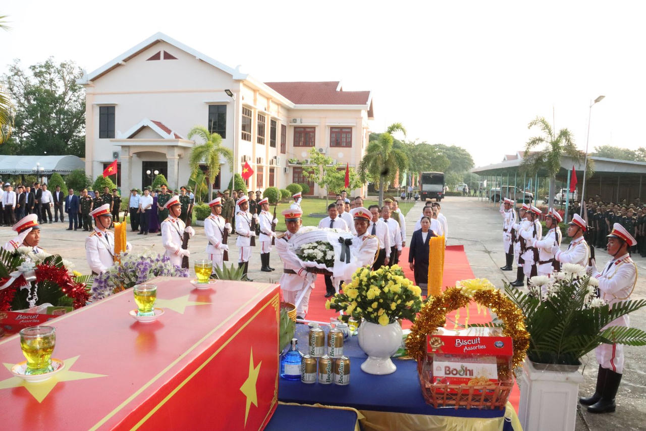 Long trọng tiễn đưa 16 hài cốt liệt sĩ quân tình nguyện Việt Nam về nước