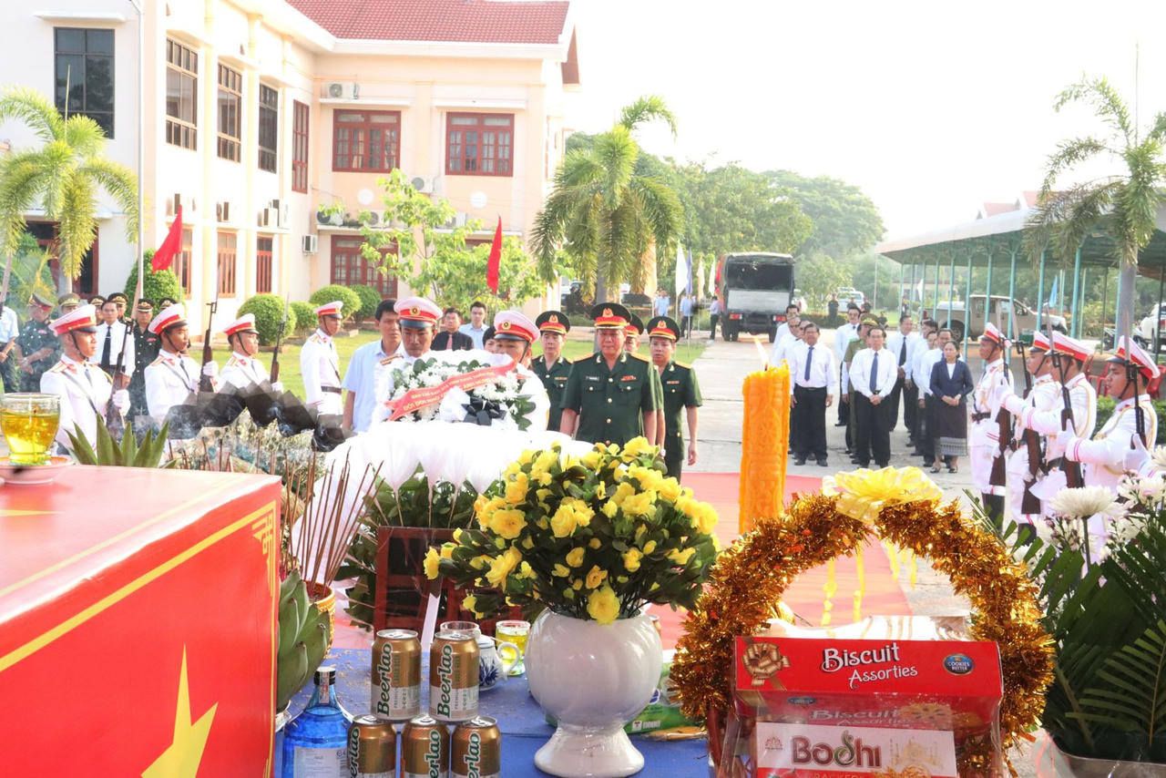 Long trọng tiễn đưa 16 hài cốt liệt sĩ quân tình nguyện Việt Nam về nước