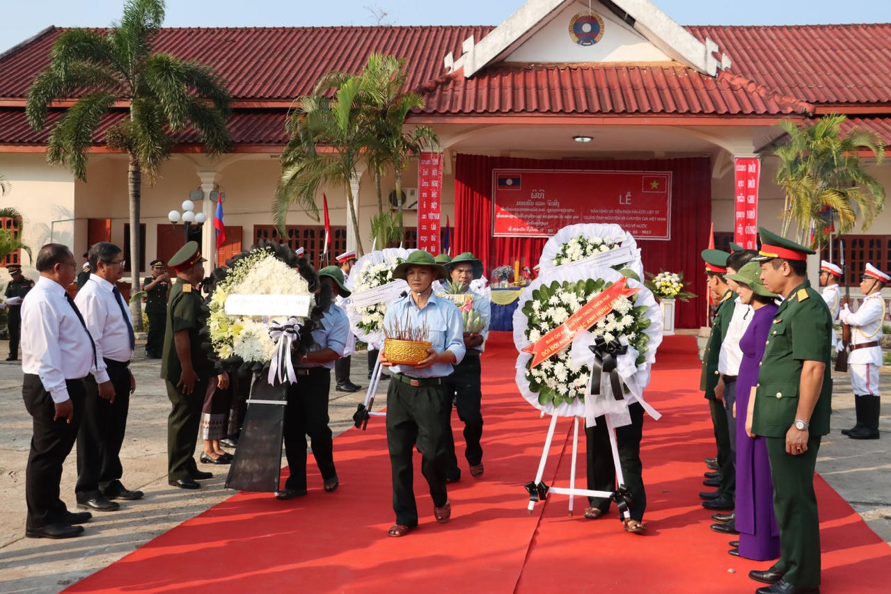 Long trọng tiễn đưa 16 hài cốt liệt sĩ quân tình nguyện Việt Nam về nước