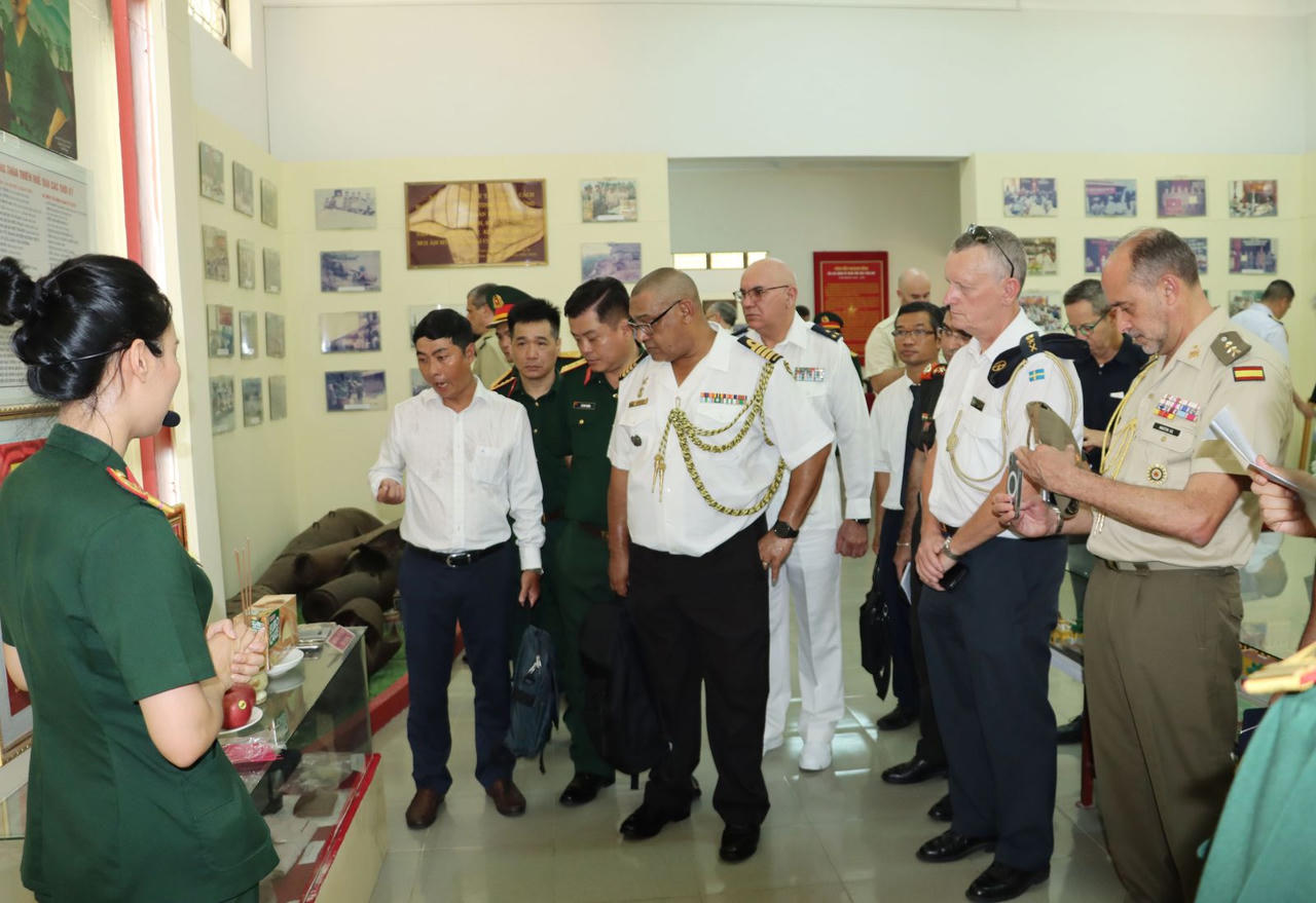 Đoàn Tùy viên quân sự các nước tại Việt Nam thăm Thừa Thiên Huế