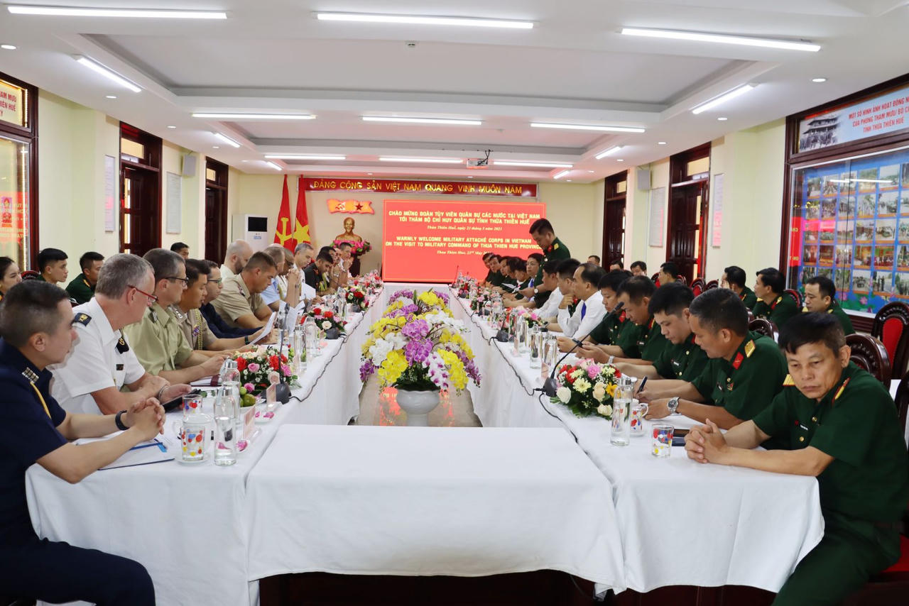 Đoàn Tùy viên quân sự các nước tại Việt Nam thăm Thừa Thiên Huế