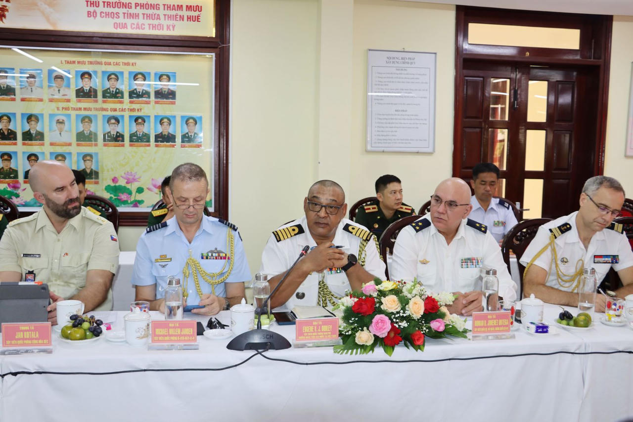 Đoàn Tùy viên quân sự các nước tại Việt Nam thăm Thừa Thiên Huế