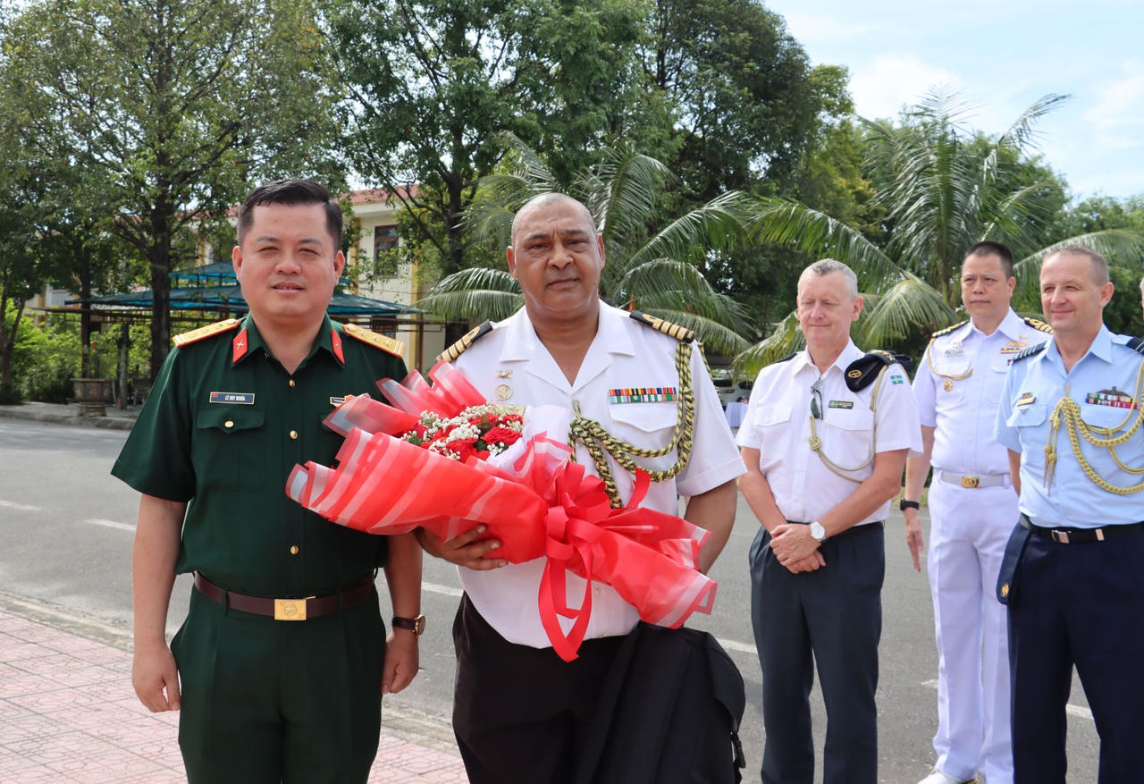 Đoàn Tùy viên quân sự các nước tại Việt Nam thăm Thừa Thiên Huế