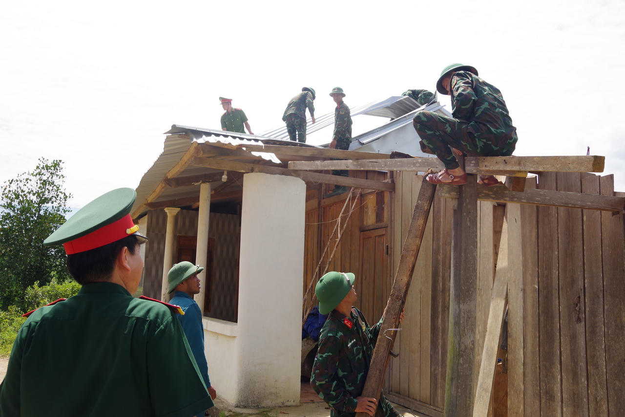 Lực lượng vũ trang Thừa Thiên Huế giúp dân khắc phục hậu quả lốc xoáy