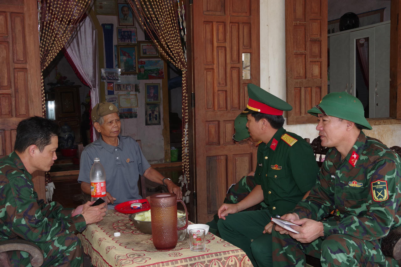 Lực lượng vũ trang Thừa Thiên Huế giúp dân khắc phục hậu quả lốc xoáy