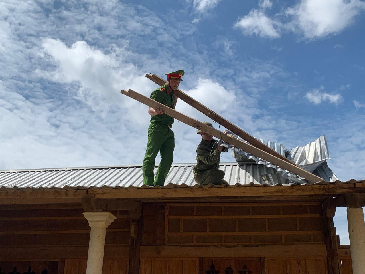 Lực lượng vũ trang Thừa Thiên Huế giúp dân khắc phục hậu quả lốc xoáy