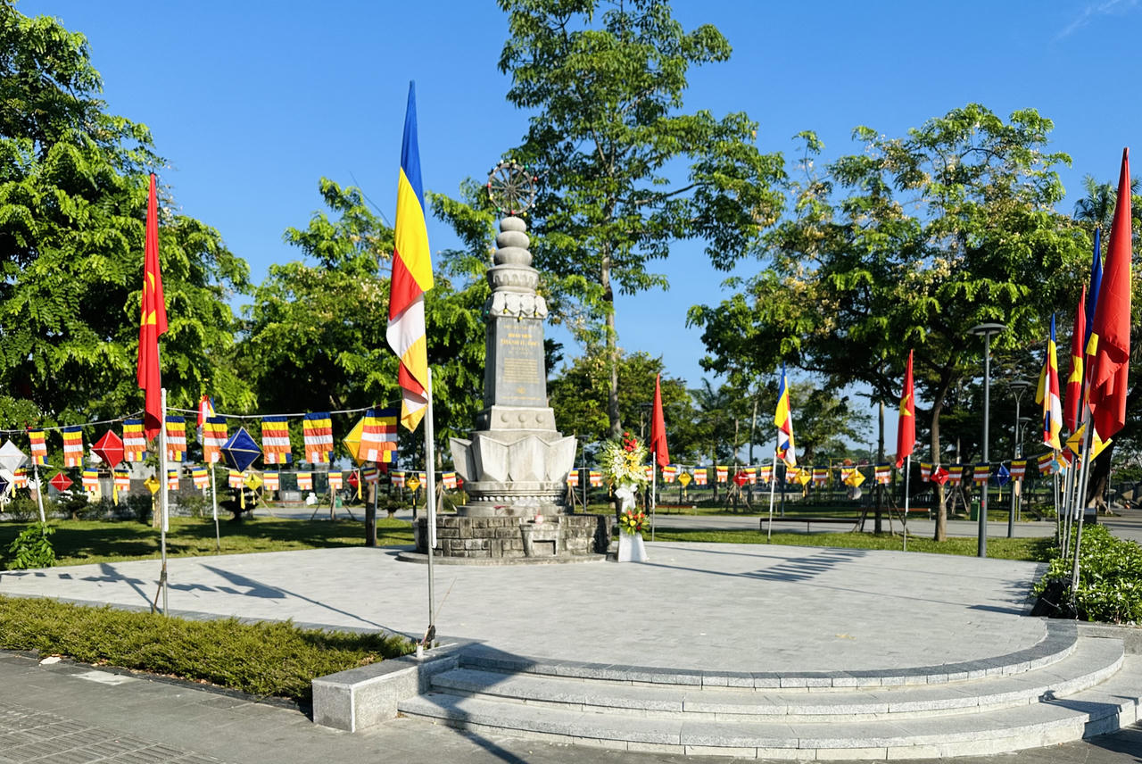 Cố đô Huế rực rỡ, lung linh trong Tuần lễ Phật đản 2023