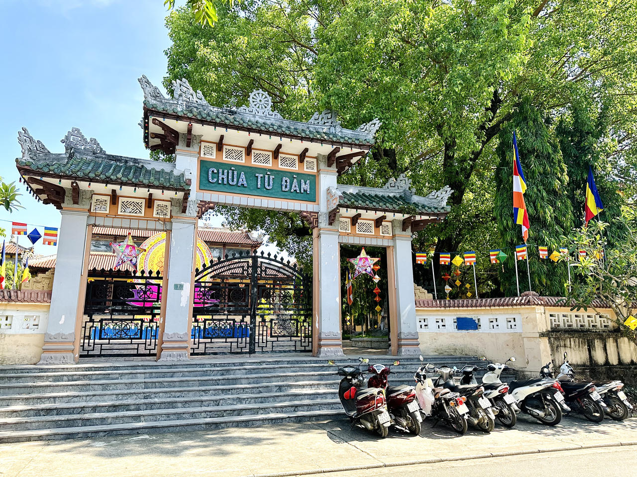 Cố đô Huế rực rỡ, lung linh trong Tuần lễ Phật đản 2023