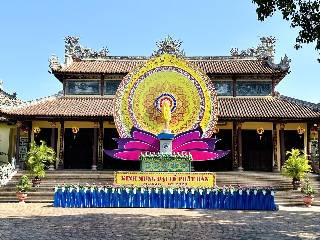 Cố đô Huế rực rỡ, lung linh trong Tuần lễ Phật đản 2023