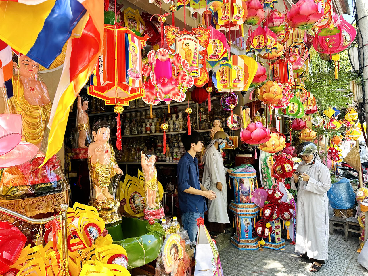 Cố đô Huế rực rỡ, lung linh trong Tuần lễ Phật đản 2023