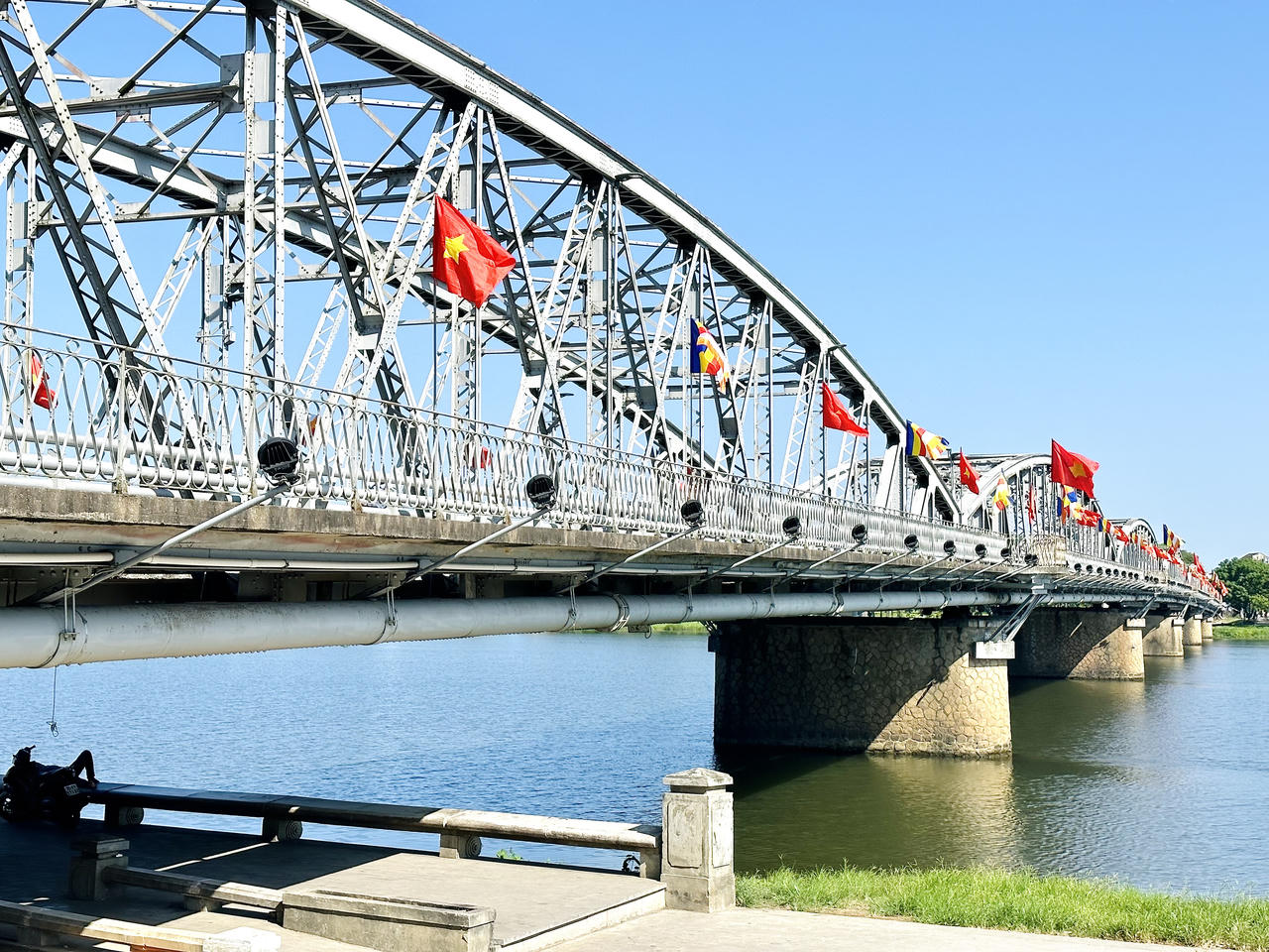 Cố đô Huế rực rỡ, lung linh trong Tuần lễ Phật đản 2023