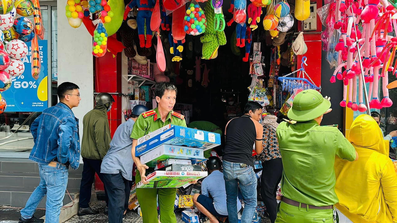 Cháy cửa hàng đồ chơi 3 tầng tại Quảng Trị