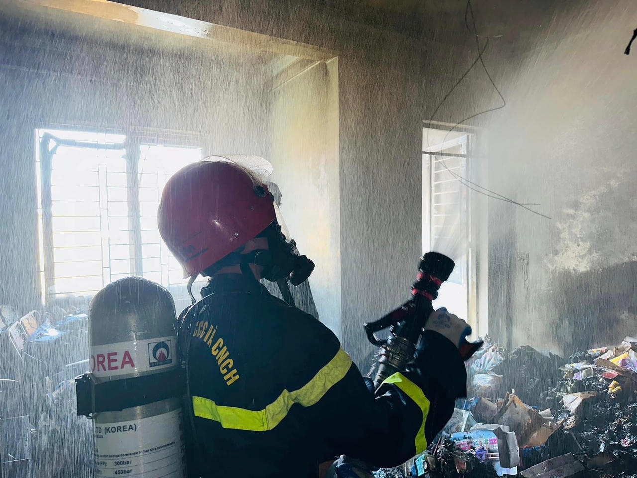 Cháy cửa hàng đồ chơi 3 tầng tại Quảng Trị