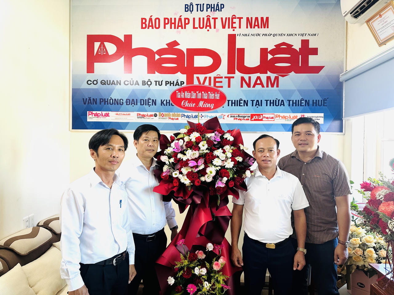 Cảm ơn cơ quan, đơn vị đến chúc mừng các Văn phòng Báo Pháp luật Việt Nam dịp 21/6