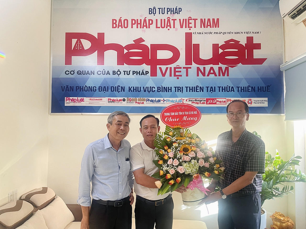 Cảm ơn cơ quan, đơn vị đến chúc mừng các Văn phòng Báo Pháp luật Việt Nam dịp 21/6