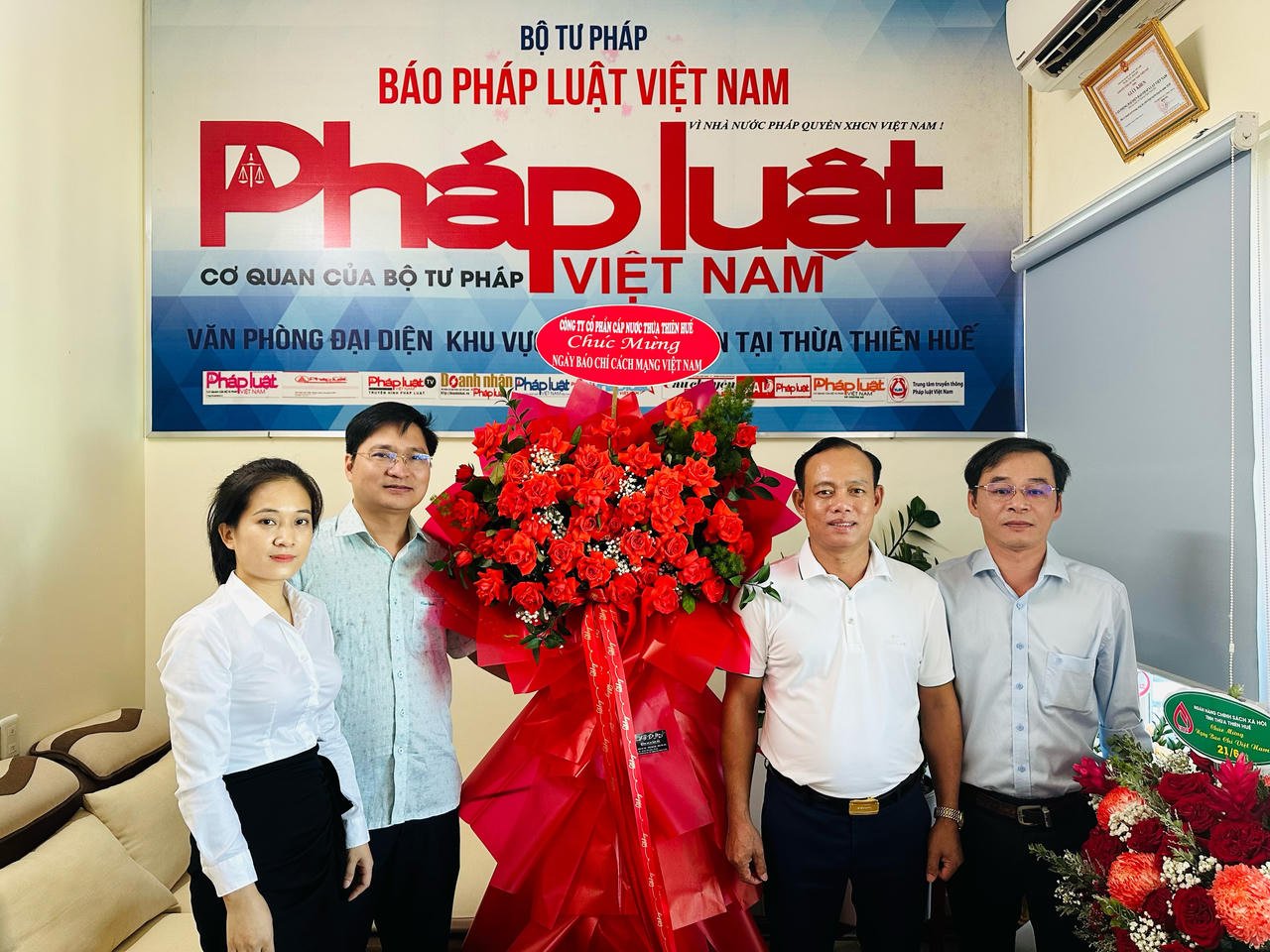Cảm ơn cơ quan, đơn vị đến chúc mừng các Văn phòng Báo Pháp luật Việt Nam dịp 21/6