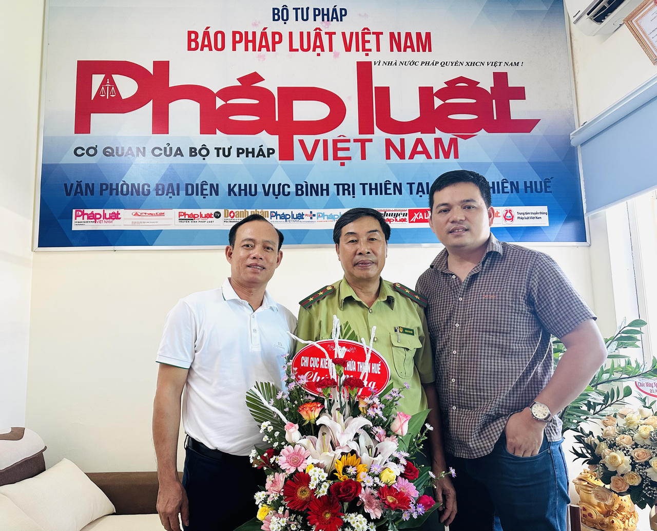 Cảm ơn cơ quan, đơn vị đến chúc mừng các Văn phòng Báo Pháp luật Việt Nam dịp 21/6