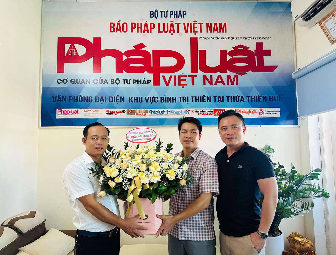 Cảm ơn cơ quan, đơn vị đến chúc mừng các Văn phòng Báo Pháp luật Việt Nam dịp 21/6