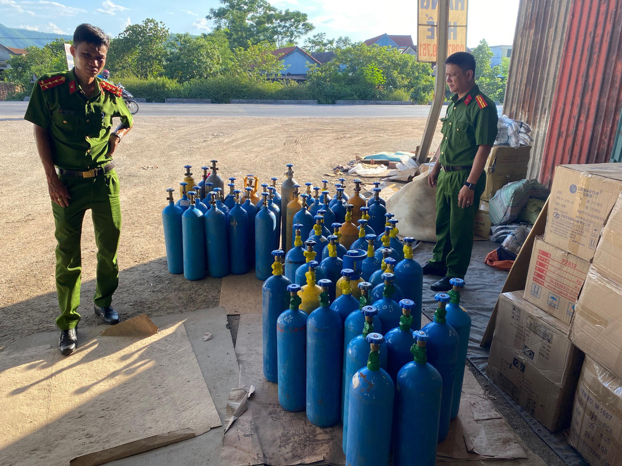 Triệt xóa đường dây mua bán trái phép khí cười