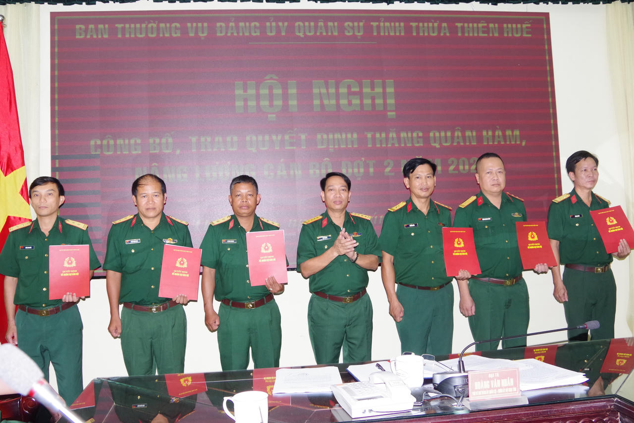 Trao quyết định nâng lương, thăng quân hàm sĩ quan tại Thừa Thiên Huế