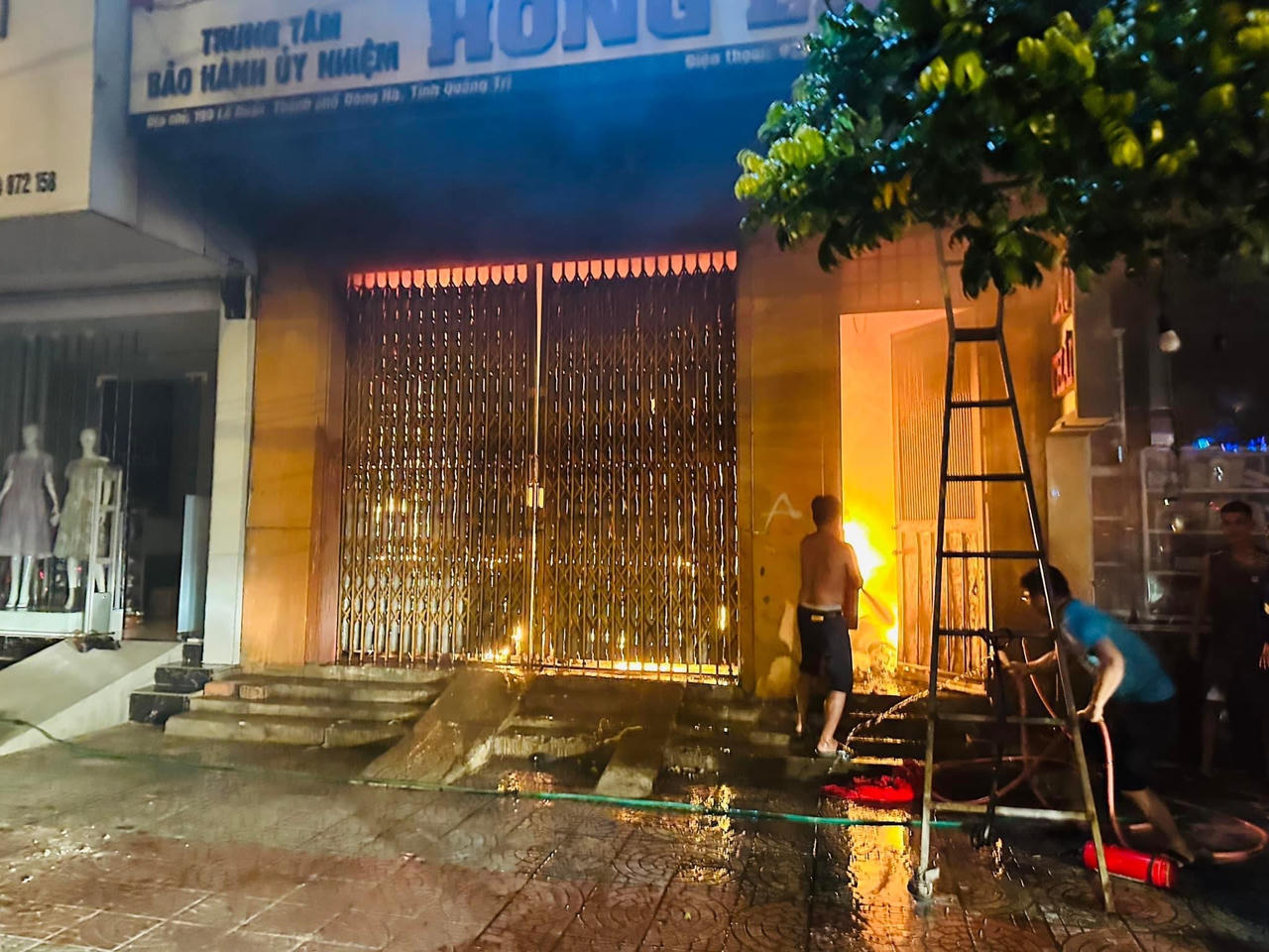 Cháy cửa hàng sửa chữa cơ điện trong đêm