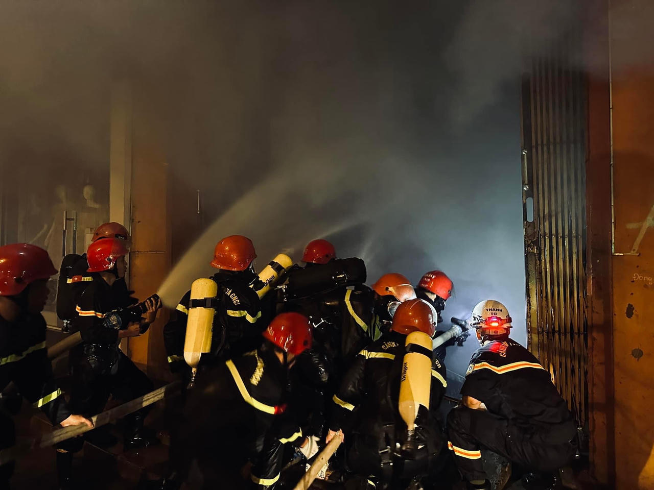 Cháy cửa hàng sửa chữa cơ điện trong đêm