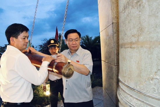 Chủ tịch Quốc hội viếng anh hùng liệt sĩ, tặng quà gia đình chính sách tại Quảng Trị