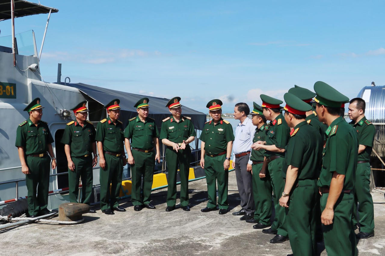 Nâng cao nhận thức về đảm bảo an toàn, tìm kiếm cứu nạn trên biển cho ngư dân