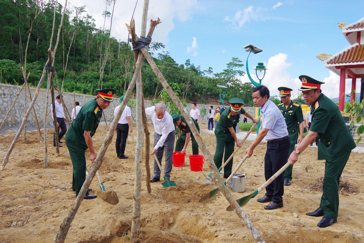 Khánh thành và bàn giao công trình Nhà tưởng niệm Liệt sĩ tại Thừa Thiên Huế