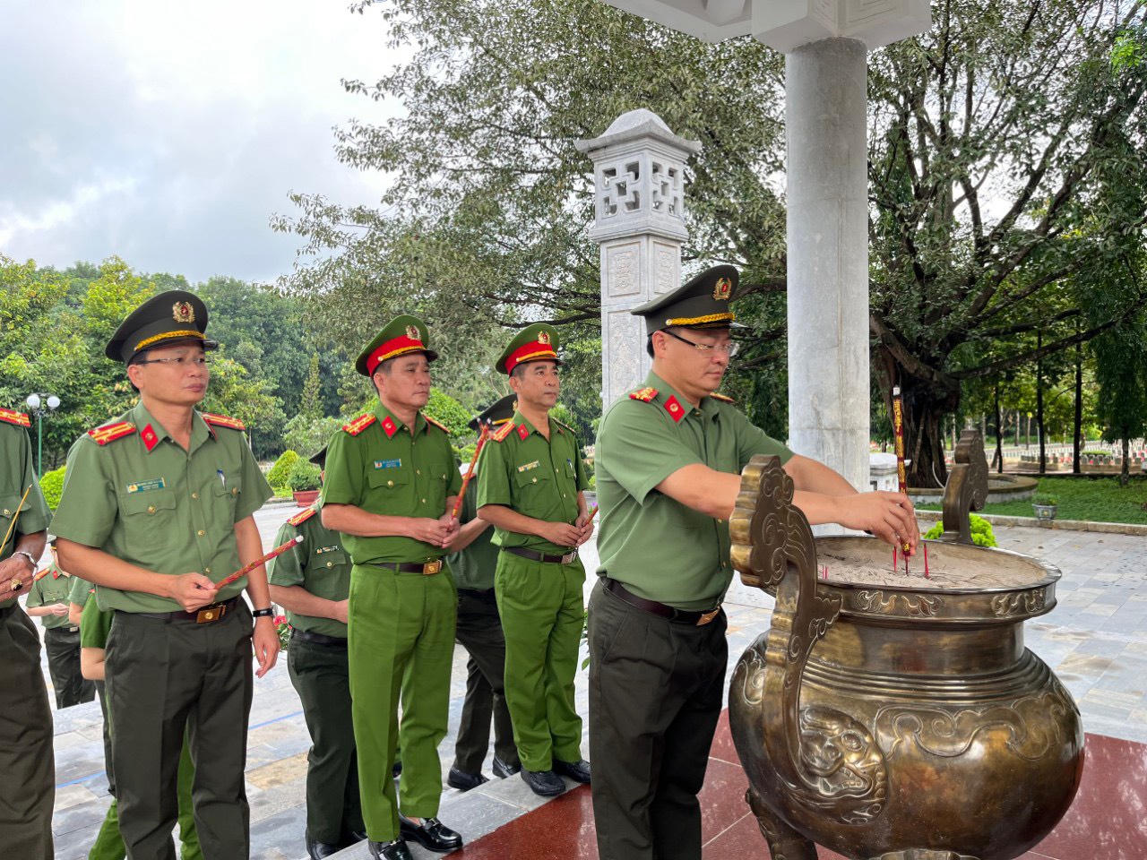 Công an tỉnh Thừa Thiên Huế dâng hương tưởng niệm các anh hùng liệt sỹ tại Nghĩa trang liệt sĩ Đồi 82
