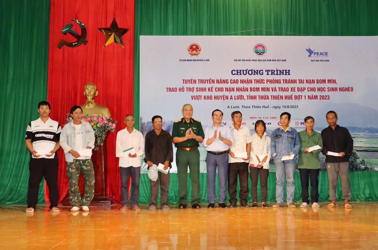 Hỗ trợ sinh kế cho nạn nhân bom mìn tại Thừa Thiên Huế