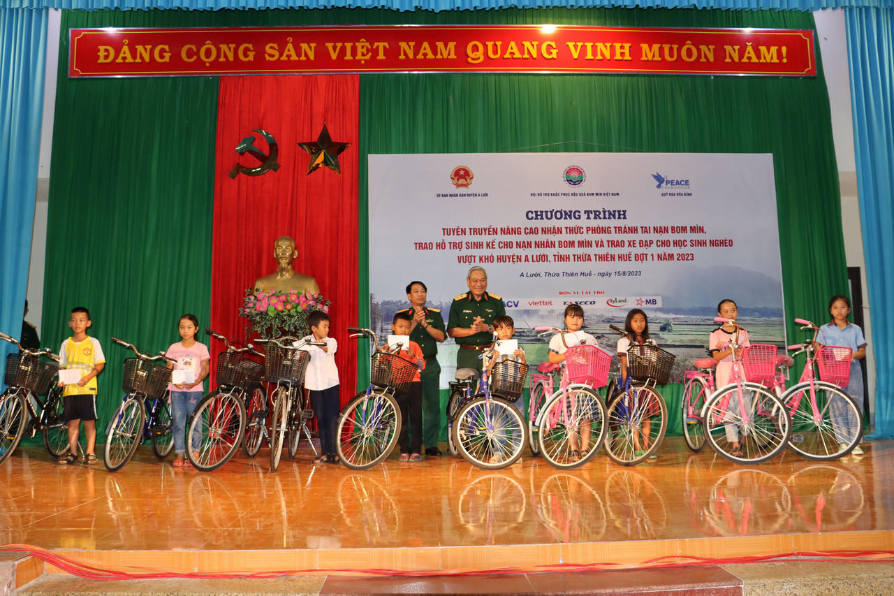 Hỗ trợ sinh kế cho nạn nhân bom mìn tại Thừa Thiên Huế