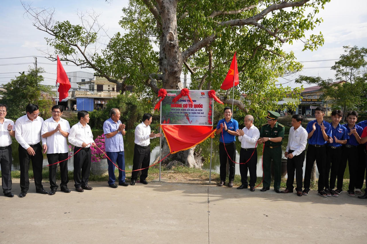 Trao tặng 15.000 lá cờ Tổ quốc và 100 suất học bổng cho tỉnh Thừa Thiên Huế