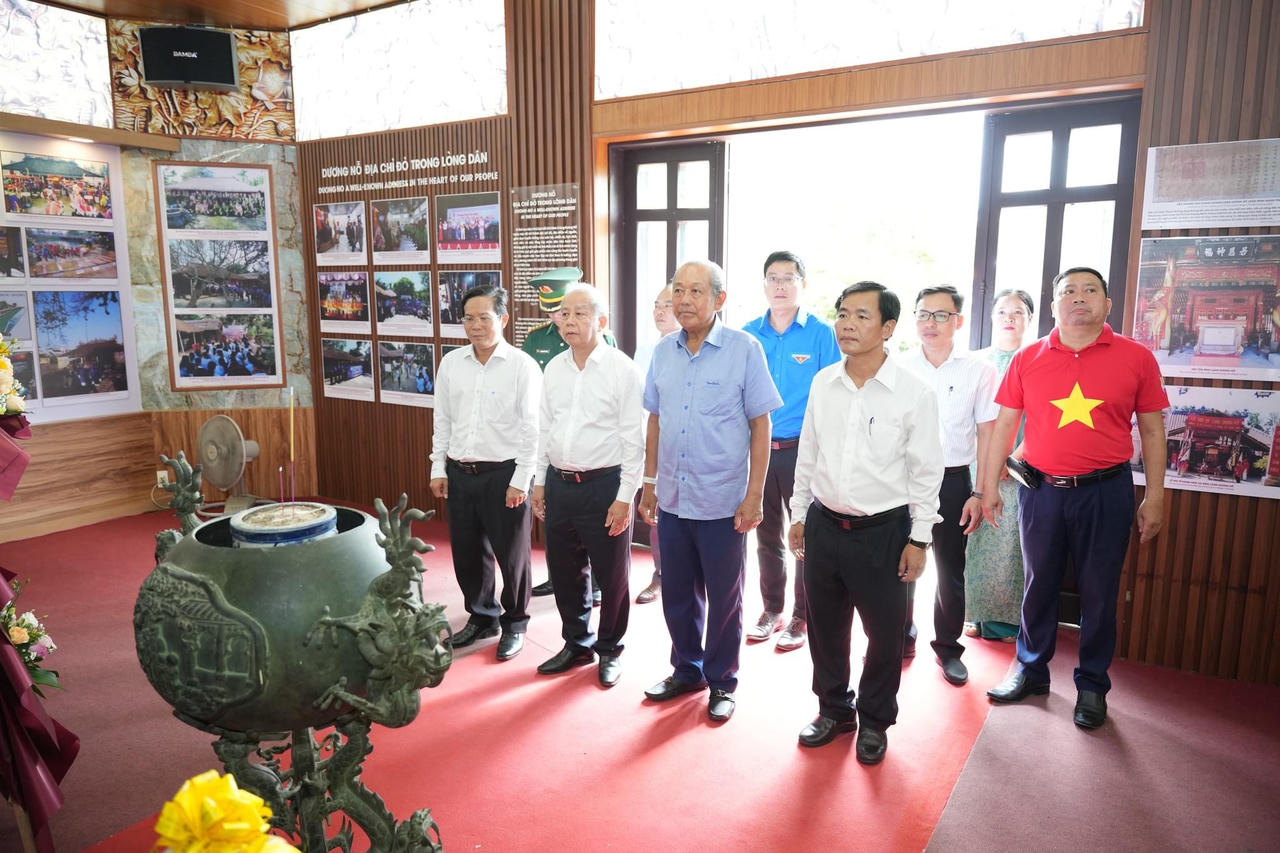 Trao tặng 15.000 lá cờ Tổ quốc và 100 suất học bổng cho tỉnh Thừa Thiên Huế