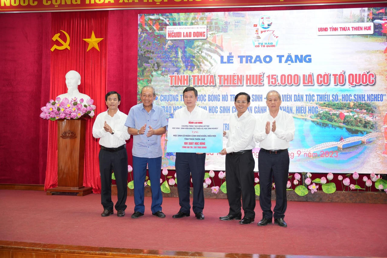 Trao tặng 15.000 lá cờ Tổ quốc và 100 suất học bổng cho tỉnh Thừa Thiên Huế