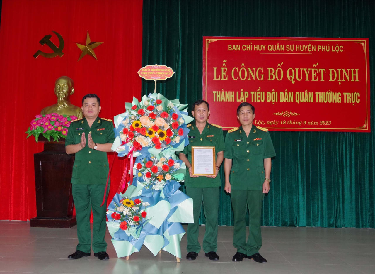 Ra mắt Tiểu đội dân quân thường trực huyện Phú Lộc