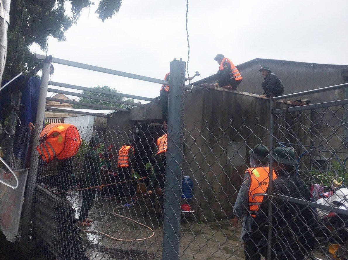 Lực lượng vũ trang Thừa Thiên Huế giúp người dân khắc phục hậu quả lốc xoáy