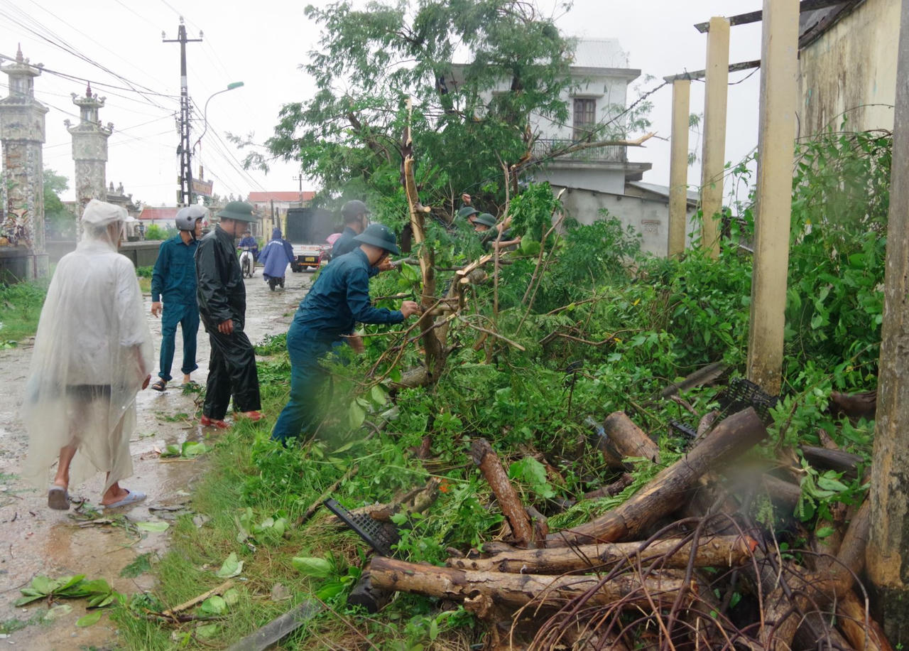 Lực lượng vũ trang Thừa Thiên Huế giúp người dân khắc phục hậu quả lốc xoáy
