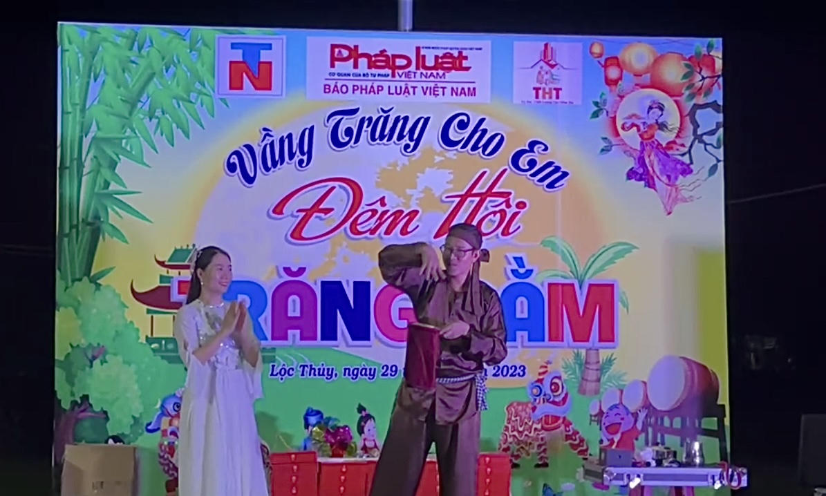 Báo Pháp luật Việt Nam khu vực Bình Trị Thiên tặng quà cho trẻ em dịp Tết Trung thu