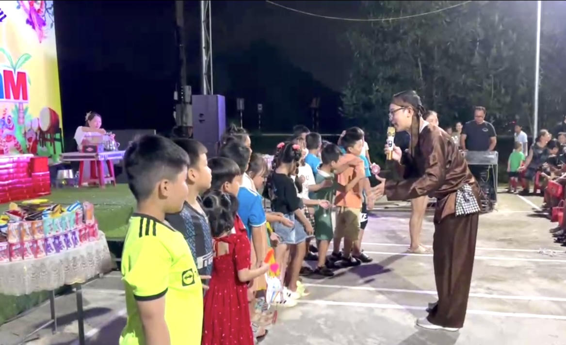 Báo Pháp luật Việt Nam khu vực Bình Trị Thiên tặng quà cho trẻ em dịp Tết Trung thu