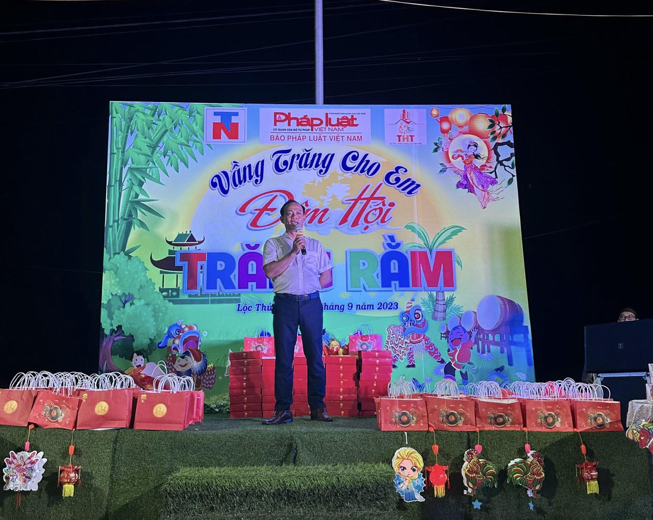 Báo Pháp luật Việt Nam khu vực Bình Trị Thiên tặng quà cho trẻ em dịp Tết Trung thu