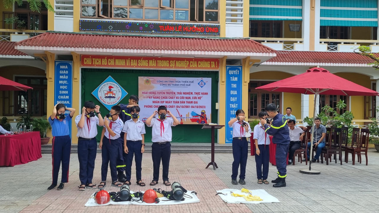 Học sinh TP Huế hào hứng tham gia thực hành chữa cháy và cứu nạn cứu hộ