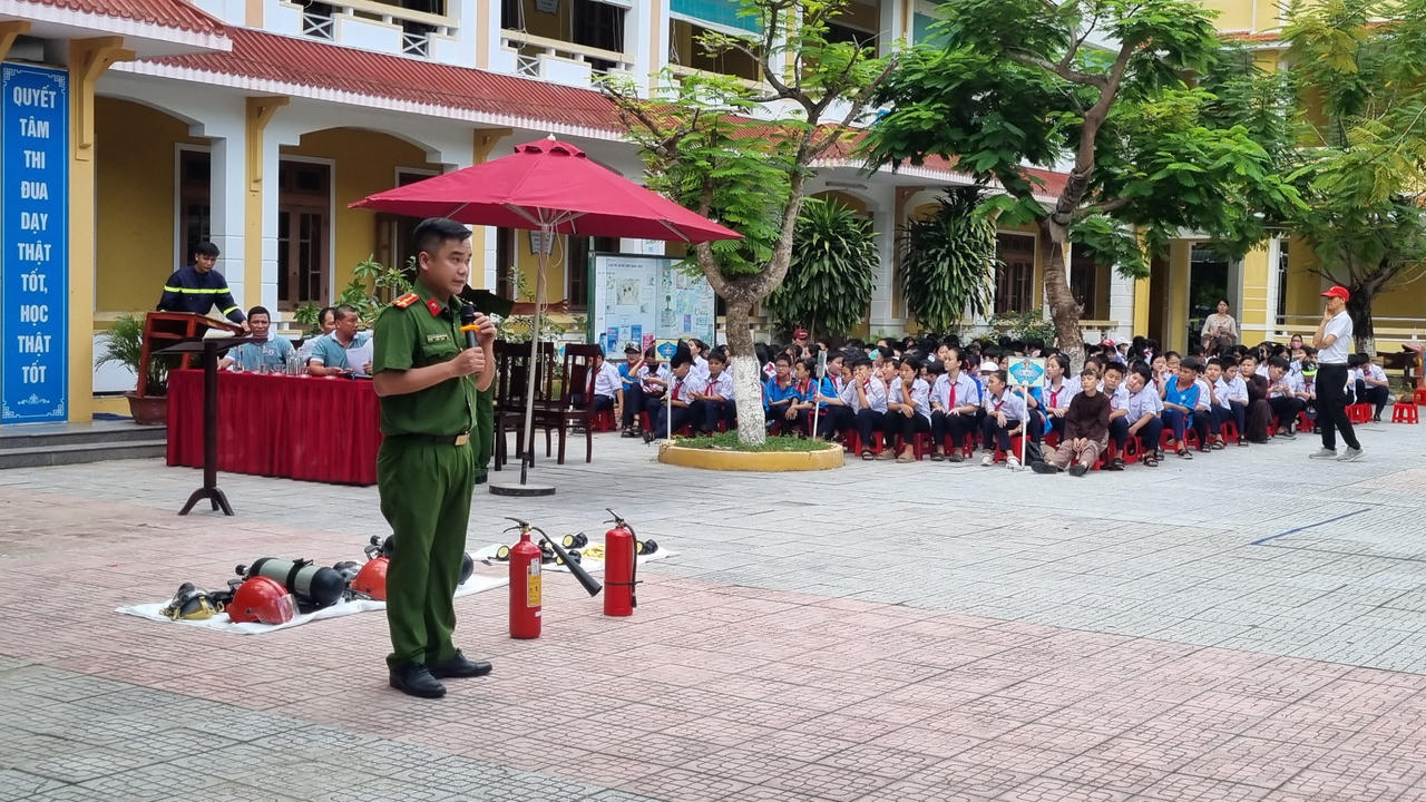 Học sinh TP Huế hào hứng tham gia thực hành chữa cháy và cứu nạn cứu hộ