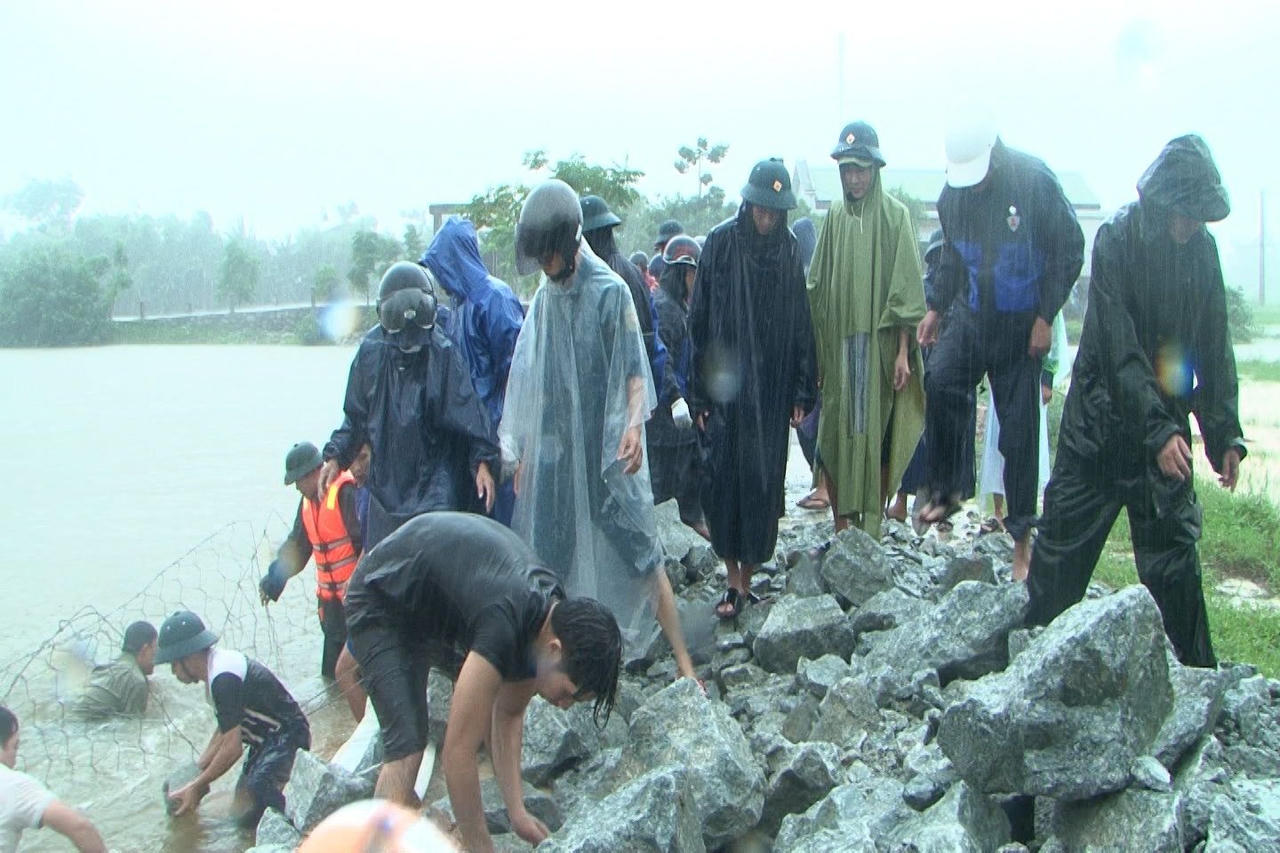 Bộ đội, dân quân đắp đê chống sạt lở tại huyện Quảng Điền