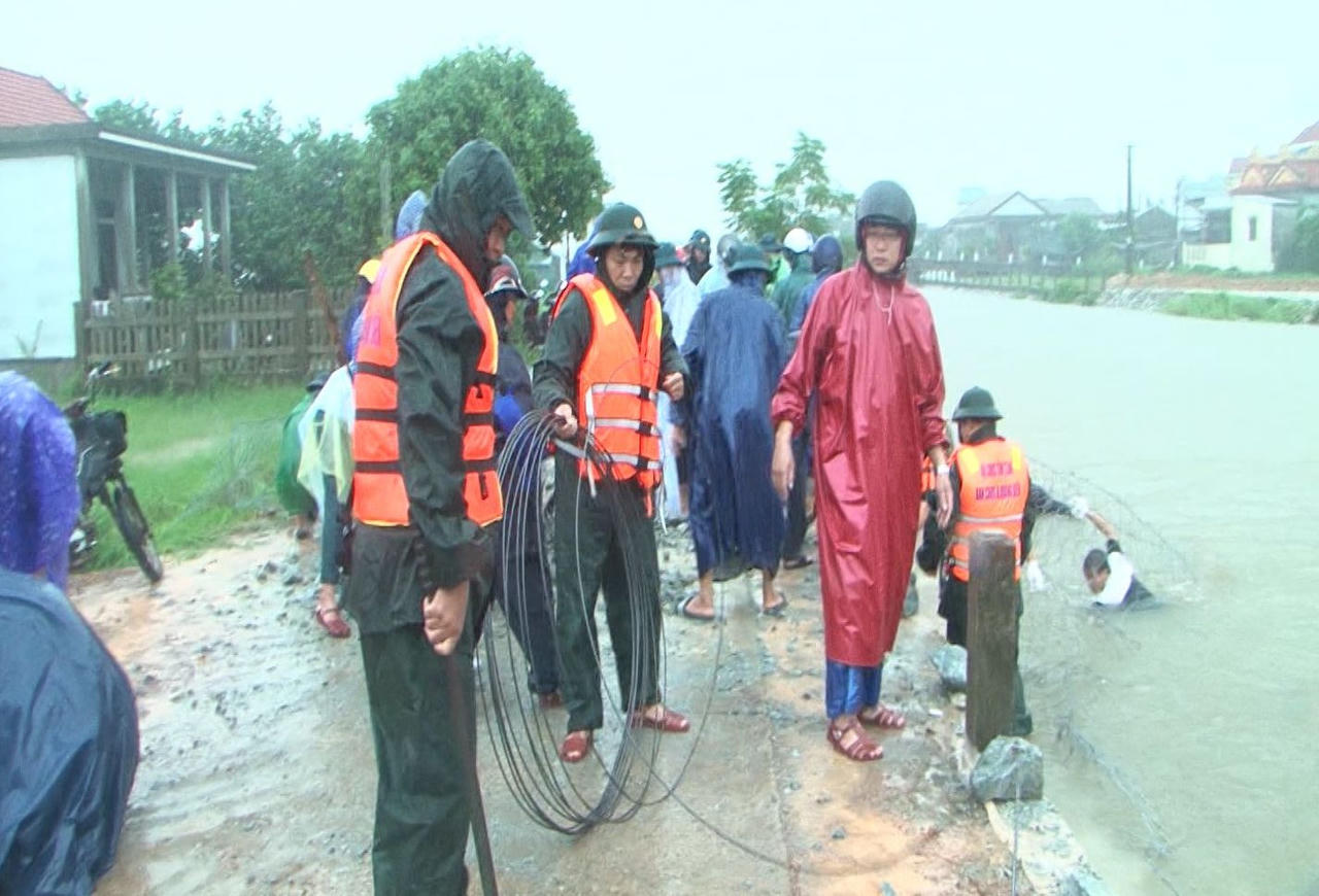 Bộ đội, dân quân đắp đê chống sạt lở tại huyện Quảng Điền