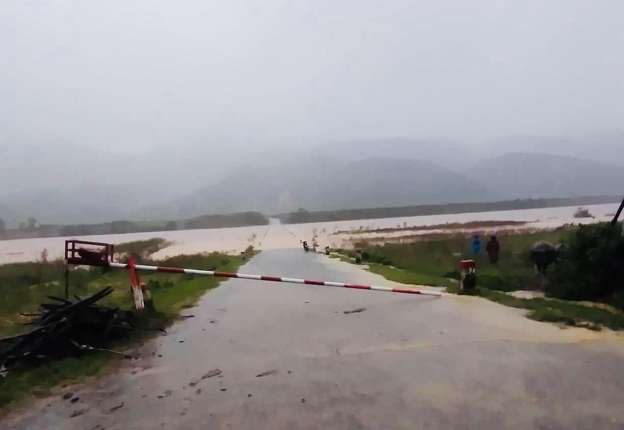 Mưa lớn gây chia cắt giao thông vùng biên giới Quảng Trị