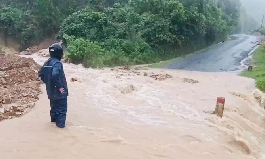 Mưa lớn gây chia cắt giao thông vùng biên giới Quảng Trị
